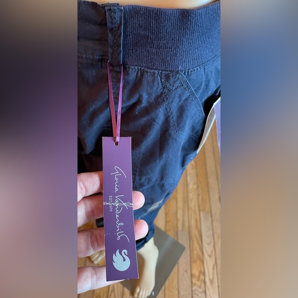 Gloria Vanderbilt! Willa/Navy Capris/Missy size-6/roll up/roll down-hem - Picture 10 of 16